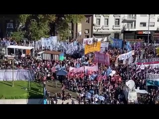 Manifestacin universitaria rene a estudiantes, profesores y directivos delante del Congreso Nacional en rechazo a los recortes