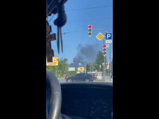 Из разных концов города харьковчане наблюдают за огромным столбом дыма, поднимающимся над местом ракетного удараПо предва