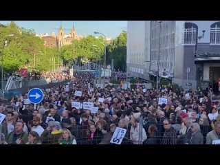 Miles de espaoles se congregan frente al Congreso en apoyo a Snchez