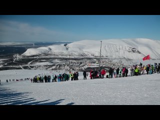 Группы поддержки спортсменов на подъёме на Айкуайвенчорр