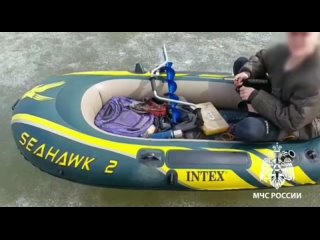 В Набережных Челнах мужчина рыбачил на рыхлом льду в 700 метрах от берега