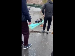 Автобус с людьми упал в реку Мойку после ДТП на мосту в Питере    По данным местных СМИ, автобус столкнулся с... (видео)