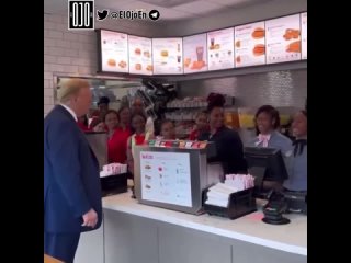 Me da 30 malteadas y algo de pollo Quiero invitarle a los clientes:  Donald Trump hizo una parada en un restaurante de comid