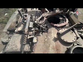 Russische Soldaten haben einen von ihnen zerstrten M1 Abrams-Panzer von der Avdeevka-Front abgeschleppt
