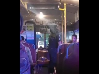 Неадекватный житель Воронежа пристал к пассажиру в автобусе с расистскими лозунгами.