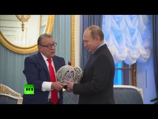 Хазанов подарил Путину Корону