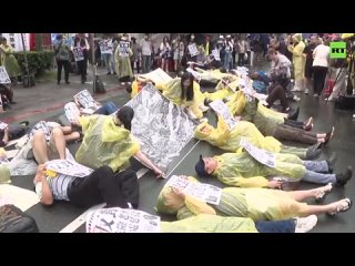 Массовые демонстрации, собравшие в центре Тайбэя десятки тысяч человек, приостановили все работы по сооружению новой, четвертой