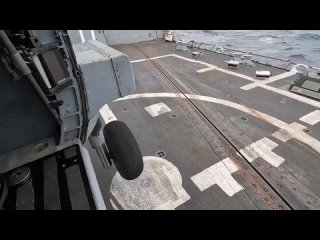 Корабельный вертолет SH-60 заходит на посадку на эскадренный миноносец DDG 87 Mason ВМС США