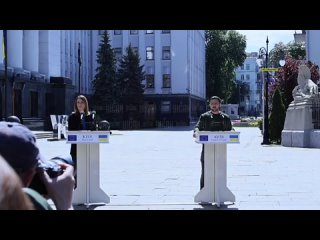 Воздушная тревога прозвучала прямо на выступлении Владимира Зеленского вместе с президентом Европарламента Робертой Метсолой