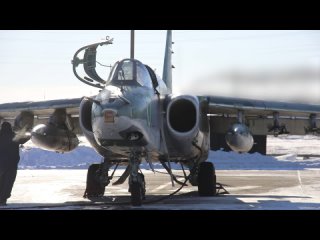 Экипажи штурмовиков Су-25 поразили опорный пункт и живую силу ВСУ на краснолиманском направлении. Об этом сообщили в... (видео)