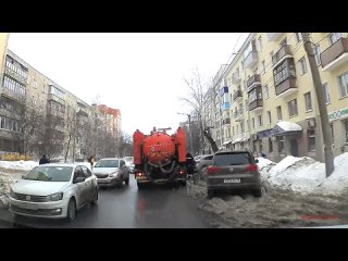 снежные обочины дорог превращают улицы в непроезжие.mp4