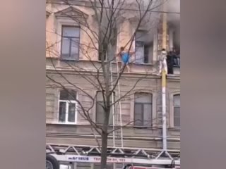 Дворник залез по трубе и спас из пожара девушек в Петербурге