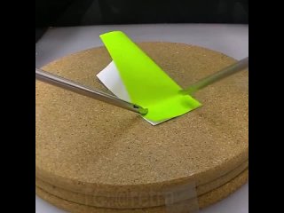 Хирург учится обращаться с лапароскопическими зажимами, делая ими оригами журавля