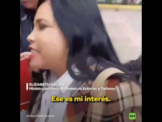 Soy madrina de Cusco: Ministra peruana intenta arrebatarle el micrfono a un periodista