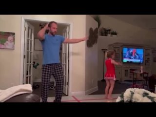 Папа решил помочь своей дочке черлидерше выучить танец