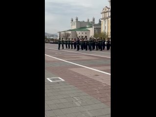 На площади Советов с минуты на минуты начнется военный парад в честь Дня Победы