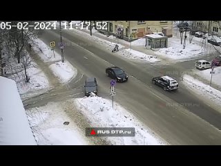 В Петрозаводске Toyota Caldina сбила женщину с ребенком