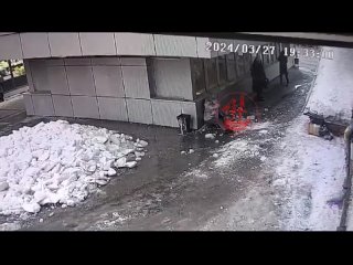 Глыба льда упала на женщину в Новосибирске около НГТУ