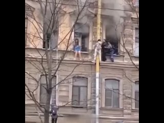 Дворник из Питера во время пожара забрался по сточной трубе на карниз и спас девушек из пожара