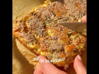 Заливной пирог с тунцом, яйцами и луком