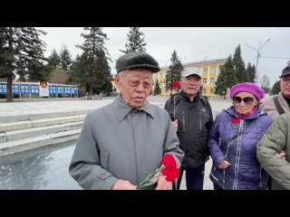 В Кызыле возложили цветы к памятнику основателя советского государства - Владимиру ЛЕНИНУ
