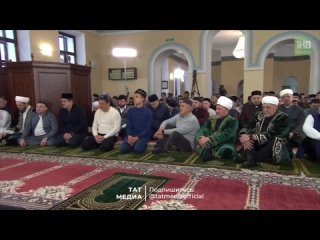 Раис Республики Татарстан Рустам Минниханов присутствует на праздничном намазе в Галеевской мечети