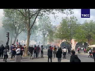 В Париже продолжаются столкновения с полицией во время первомайской демонстрации, сообщил корреспондент ТАСС с места событий