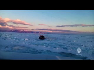 Спасатели выехали к сломавшему на льду Байкала автомобилю