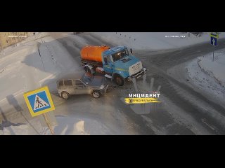 Chevrolet Niva и ЗиЛ столкнулись на перекрестке в Первоуральске