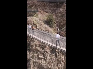 Туристы из Архангельска приехали в Дагестан. Парень сделал предложение своей девушке на подвесном мосту Сулакского каньона.