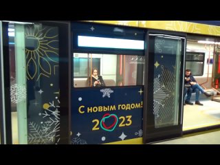 новогодний поезд метро Москва 2020 с окрасом  прошлого Нового года 2023