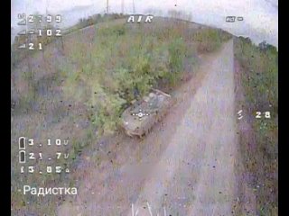Эпичная детонация украинской БМП после попадания FPV-дрона в объективе пролетающего рядом второго камикадзе.