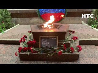 Севастопольцы несут цветы к знаку «Москва» на аллее городов-героев, к фонтану в Комсомольском парке и к Вечному огню в память о