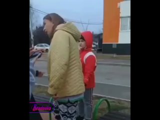 В Краснодаре неадекватный папаша устроил разборку с подростками на детской площадке    В Новознаменском районе... (видео)