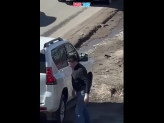 🇷🇺 Неадекватный чиновник протащил жену по земле за волосы и кинул в автомобиль