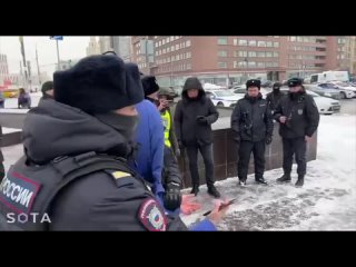 ⚡️В Москве сотрудники полиции разогнали участников акции в память о Навальном*