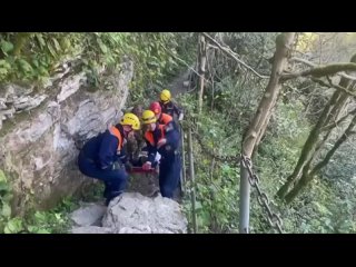 В Сочи спасатели эвакуировали туристку с поврежденной ногой