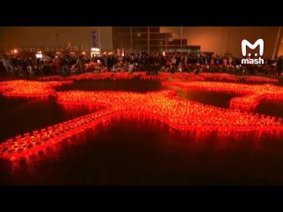 Десятки тысяч людей идут к стихийному мемориалу у Крокус сити холла, чтобы почтить память погибших в теракте 22 марта. Люди за