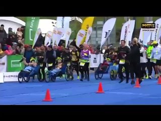 Очень мотивирующая история — челнинская медсестра пробежала Казанский полумарафон, толкая инвалидную коляску своей... (видео)