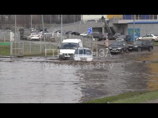 Волна какая идет!: дорога между проспектами Победы и Строителей снова оказалась под водой