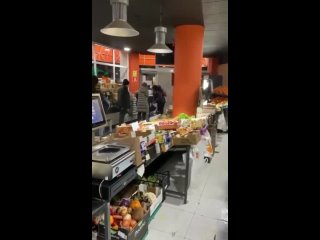 Pisser dans un magasin et accuser les propriétaires de racisme