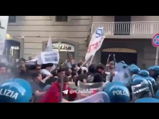 Вчера в Неаполе прошёл митинг против НАТО.