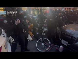 La situation  l'extrieur du City College of New York  Manhattan, o la police tente de disperser les tudiants qui manifesten