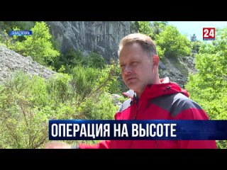 На отвесных скалах высотой 60 и 90 метров севастопольские спасатели отрабатывают навыки спасения пострадавших