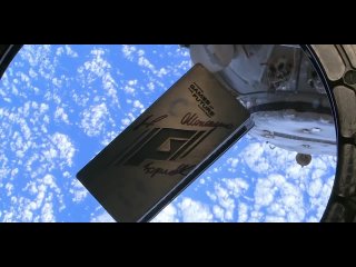 Космонавты Роскосмоса поделились видео с трофеем «Игр будущего» на орбите