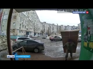 Момент падения бетонной стены у подъезда в уфимском Сипайлово попал на видео