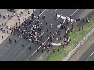 ️‼️ Ayer, manifestantes pro palestinos bloquearon la I-880 en dirección sur en West Oakland. Esto sucedió después de que los man