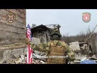 En este video, un voluntario estadounidense en las filas del ejército ruso está izando la bandera de su país en una de las casas