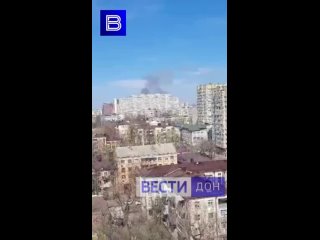 В Ростове снова пожар. Столб густого дыма виден из разных районов города. Очевидцы прислали фото из центра Ростова и Западного ж