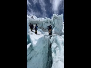 Одно из самых опасных мест при восхождении на Эверест.